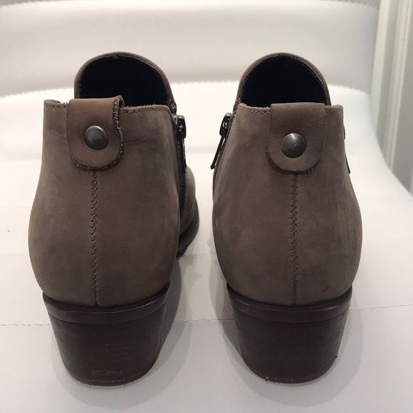 Steve Madden Leather Ankle Booties. Zip up sides. - Picture 6 of 8